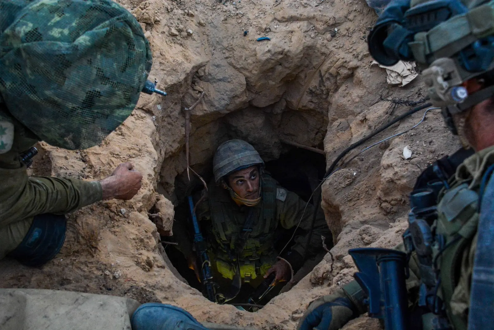 צנחני צה"ל בפיר מנהרה של חמאס